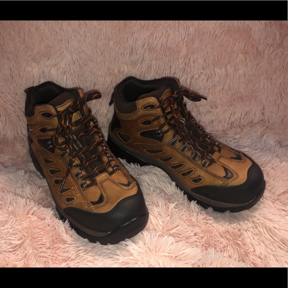NWOT Nautilus safety footwear